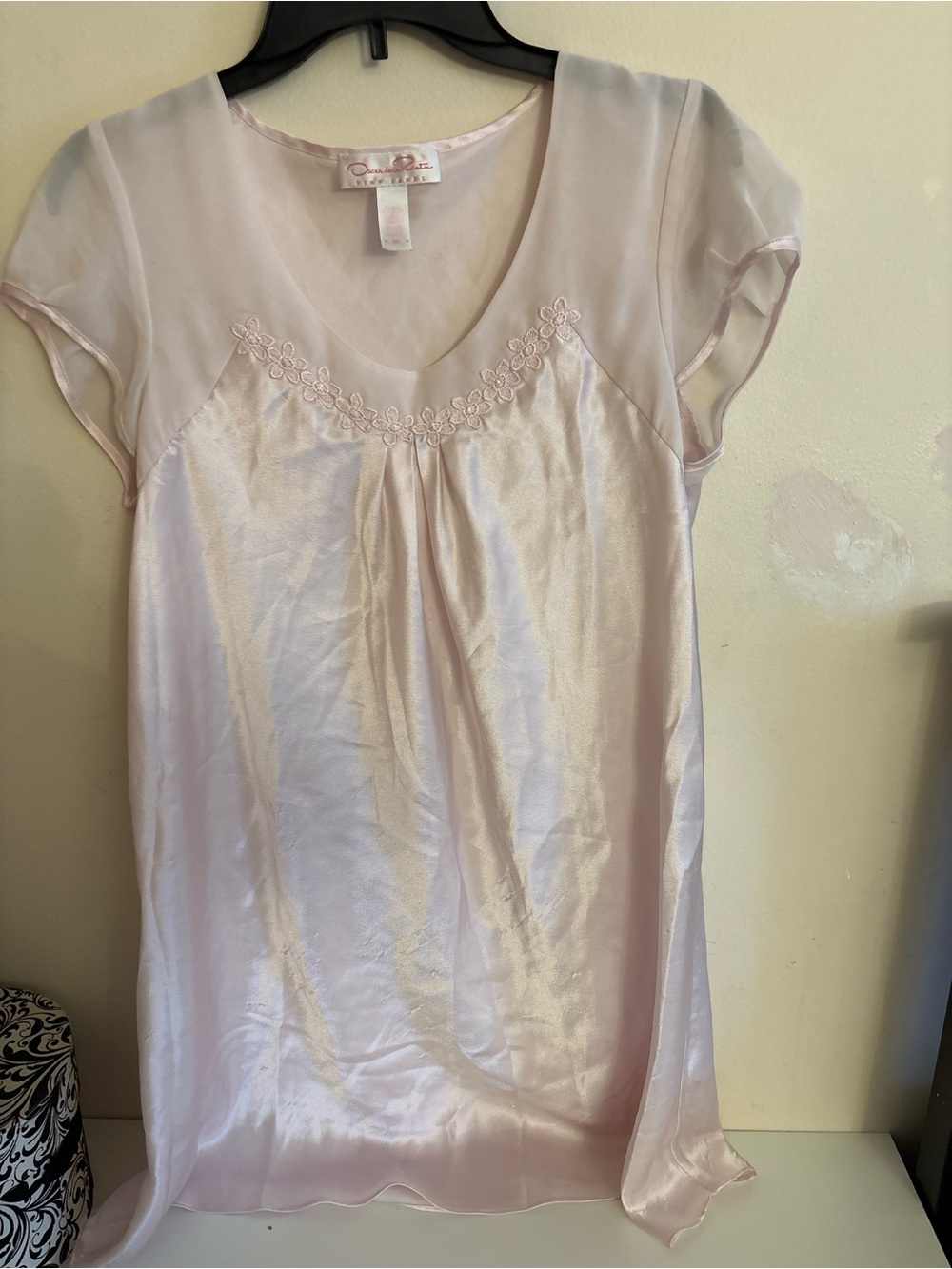 Oscar Oscar de la Renta Pink  sleepwear garment featuring a satin neckline and e